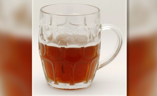 Une choppe de bière vidée de 40% de son contenu (illustration).