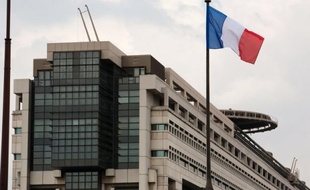 La dette publique de la France a nettement augmenté au premier trimestre 2012 par rapport à la fin décembre 2011, gagnant 72,4 milliards d'euros pour s'établir à 1.789,4 milliards d'euros fin mars, soit 89,3% du produit intérieur brut (PIB), a annoncé vendredi l'Insee.