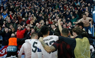 Les supporters mancuniens célèbrent la qualification avec leurs supporters au Parc des Princes.