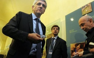 Jeudi, le ministre français de la Défense, Hervé Morin, a dit que "les premiers retraits des forces alliées d'Afghanistan" pourraient avoir lieu en 2011, date du transfert de "toute une série de districts" aux forces afghanes. Mais cela n'a "absolument aucun lien" avec les menaces de Ben Laden, a-t-il ajouté.