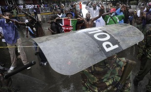 Deux personnes ont été tuées samedi, à Kisumu, fief du candidat présidentiel battu Raila Odinga dans l'ouest du Kenya, lors de violences déclenchées par le rejet par la Cour suprême de son recours formé contre la victoire proclamée de Uhuru Kenyatta à la présidentielle du 4 mars, a annoncé le chef provincial de la police.