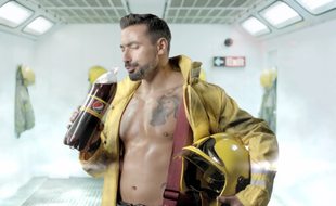 Capture d'écran d'Ezequiel Lavezzi dans la pub Pepsi.