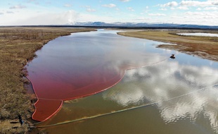 Une photo prise par la Marine russe de la pollution au diesel dans l'Arctique.