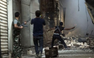 De violents combats entre rebelles et soldats se sont déroulés lundi pendant plusieurs heures dans les souks historiques d'Alep, deuxième ville de Syrie, a constaté le correspondant de l'AFP.