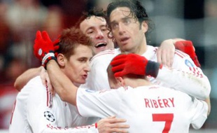 Ribéry et ses potes heureux. Ils ont battu le Steaua Bucarest 3-0 grâce à deux buts de Klöse et un de Toni lors de la soirée de Ligue des Champions du 25 novembre 2008.