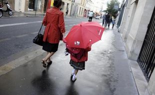 Une nounou conduisant une enfant à l'école