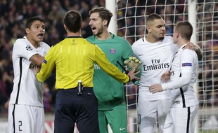 Les joueurs du PSG protestent auprès de l'arbitre face à Barcelone, en ligue des champions, le 8 mars 2017.