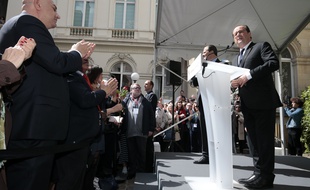 François Hollande arrive au siège du Parti Socialiste, rue de Solférino le dimanche 14 mai 2017.