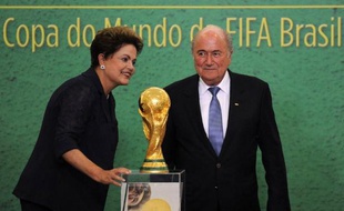 La présidente brésilienne Dilma Roussef avec le président de la FIFA Joseph Blatter durant la présentation du trophée du Mondial, à Brasilia, le 2 juin 2014