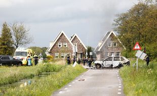 Une voiture calcinée à Broek aux Pays-Bas, à la suite d'une course-poursuite avec la police le 19 mai 2021.