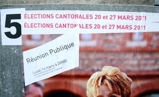 Photo de panneaux électoraux installés dans le centre ville de Toulouse, prise le 15 mars 201,1 à l'occasion des élections cantonales des 20 et 27 mars.