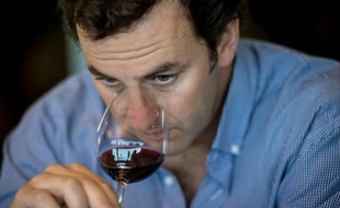 Un homme testant le vin "Bicicleta" du vignoble Cono Sur à Chimbarongo, à 200 kilomètres au sud de Santiago au Chili, le 18 mars 2016