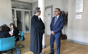 Guy Novès et son avocat Laurent Nougarolis au tribunal des prud'hommes de Toulouse, le 22 mai 2018.