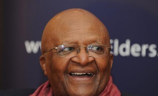L'archevêque noir sud-africain et prix Nobel de la paix Desmond Tutu estime dimanche dans l'Observer britannique que les anciens dirigeants américain et britannique George Bush et Tony Blair devraient être jugés à la Haye pour la guerre en Irak, basée selon lui sur "un mensonge".