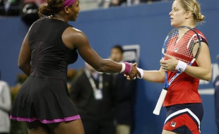Serena Williams serre la main de Kim Clijsters, après avoir perdu en demi-finale de l'US Open sur une faute de pied qui a dégénéré, à New York le 12 septembre 2009.