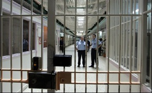 La durée de la détention provisoire en France, pour les personnes en attente d'être jugées est en hausse, selon le rapport 2005 de la Commission nationale de suivi de la détention provisoire.