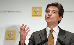 Le ministre du Redressement productif Arnaud Montebourg promeut la signature d'un accord de compétitivité chez Renault et juge "modérées" les demandes de la direction du constructeur à ses salariés, dans un entretien publié vendredi par La Voix du Nord et Paris-Normandie.