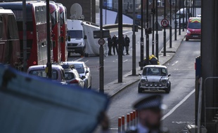 Le groupe djihadiste Etat islamique a revendiqué cette attaque du Britannique Usman Khan, 28 ans, condamné en 2012 pour des infractions terroristes et remis automatiquement en liberté conditionnelle six ans plus tard.