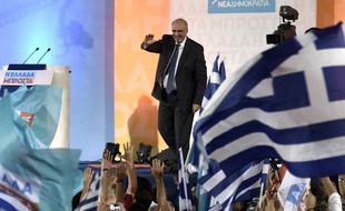Vangelis Meïmarakis, le leader du parti de droite grec Nouvelle Démocratie, salue ses supporters lors d'un meeting pré-électoral à Athènes, le 17 septembre 2015.