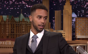 Anthony Sadler, un des héros du Thalys, sur le plateau de Jimmy Fallon.