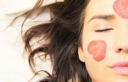 Peau sensible, acné ou eczéma… Les soins pour choyer son microbiome cutané …