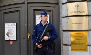 Un policier belge surveille l'entrée du musée juif de Bruxelles le 9 septembre 2014