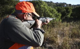 Un chasseur aux aguets lors d'une chasse au sanglier à Pietrosella sur l'île méditerranéenne française de Corse, le 15 août 2020.
