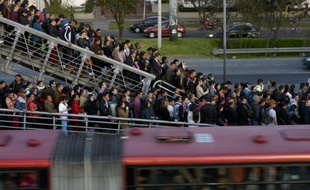 Des colombiens font la queue pour prendre le Transmilenio, réseau de bus de la capitale Bogota, le 13 octobre 2015