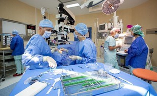 L'équipe du Vincent Daien, chef du service ophtalmologie du CHU de Montpellier, a effectué la première greffe de cornée artificielle en Europe sur un patient atteint de cécité.
