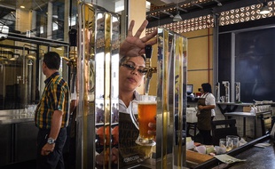 Une brasserie à La Havane, le 7 avril 2014.