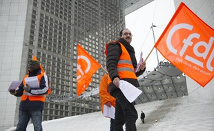 L'intersyndicale CGT, UNSA, CFDT distribue des tracts sur le parvis de la Défense en vue du conseil europeen qui se tiendra le 14 mars à Bruxelles, le 13 mars 2013, à Paris.