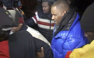 R. Kelly se rend à la police de Chicago le 22 février, après avoir été inculpé pour abus sexuels