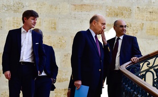 Alain Juppé salue ses collaborateurs aux côtés de Nicolas Florian, l'un de ses adjoints (à droite).