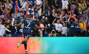 Kylian Mbappé dans ses oeuvres contre Clermont.