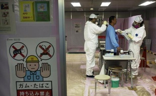 Les autorités japonaises ont ouvert samedi les portes de la centrale nucléaire de Fukushima à un groupe de journalistes pour la première fois depuis le tsunami du 11 mars, voulant ainsi prouver que l'accident nucléaire est désormais sous contrôle.