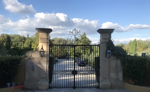 Le portail de sa propriété, dans les Alpilles.