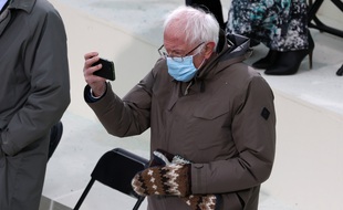Bernie Sanders et ses moufles iconiques lors de l'investiture de Joe Biden