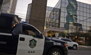 La police devant le cabinet d'avocats de Mossack-Fonseca lors de perquisitions, à Panama, le 12 avril 2016