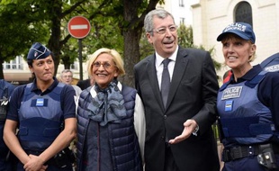 Le couple Balkany entouré de membres de la police municipale de Levallois-Perret, le 7 mai 2015