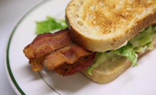 Les éleveurs britanniques de porcs ont sonné le tocsin en annonçant la disparition prochaine du bacon des petits-déjeuners, mais plus que la pénurie, c'est plutôt la hausse des prix qui menace, estiment des experts du secteur interrogés par l'AFP.