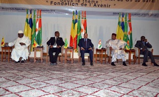 De gauche à droite, les présidents du Mali, Ibrahim Boubacar Keita, du Tchad, Idriss Deby, de Mauritanie, Mohamed Ould Abdel Aziz, du Niger, Mahamadou Issoufou et du Burkina Fasso, Michel Kafando, sont réunis le 19 décembre 2014 à Nouakchott