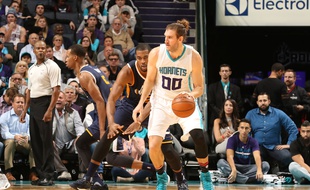 Spencer Hawes lors du match contre Utah le 9 novembre 2016.