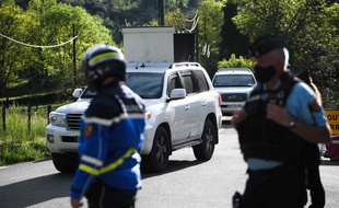 Les gendarmes s'affairent pour retrouver un homme qui a tué deux personnes dans une scierie, près du village de Plantiers, dans le sud de la France.