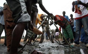 Plus de 200 Zimbabwéens malades du choléra ont été hospitalisés à Musina, de l'autre côté de la frontière avec l'Afrique du Sud, et quatre personnes sont mortes dans ce pays.