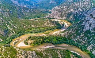 Vue aérienne de la rivière Nestos à Xanthi.