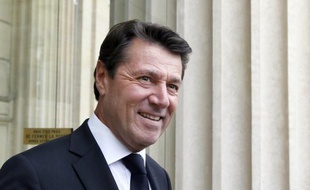 Christian Estrosi (UMP) s'est livré lundi à une vive critique de François Hollande, le qualifiant d'"hypo-président, responsable de rien", et indiqué qu'il présenterait une "motion de rejet préalable" lors de l'examen du collectif budgétaire à l'Assemblée.