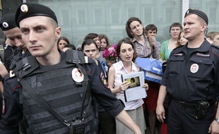 Des policiers encadrent la Gay Pride de 2014 à Moscou