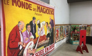 De nombreuses affiches entoilées seront mises en vente ce vendredi à Bordeaux.