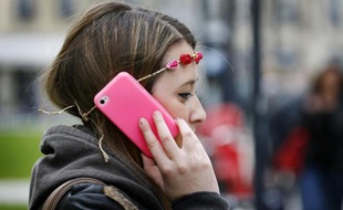 L'agence nationale sanitaire (Anses) a recommandé mardi de réduire l'exposition aux ondes électromagnétiques, principalement celles de téléphones portables, même si les données scientifiques disponibles ne permettent pas d'établir d'impact avéré sur la santé.
