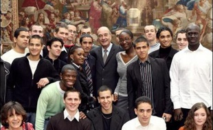 En France, le président Jacques Chirac, sur le départ après 12 ans de pouvoir, a offert une réception lundi sous les ors du Palais de l'Elysée.